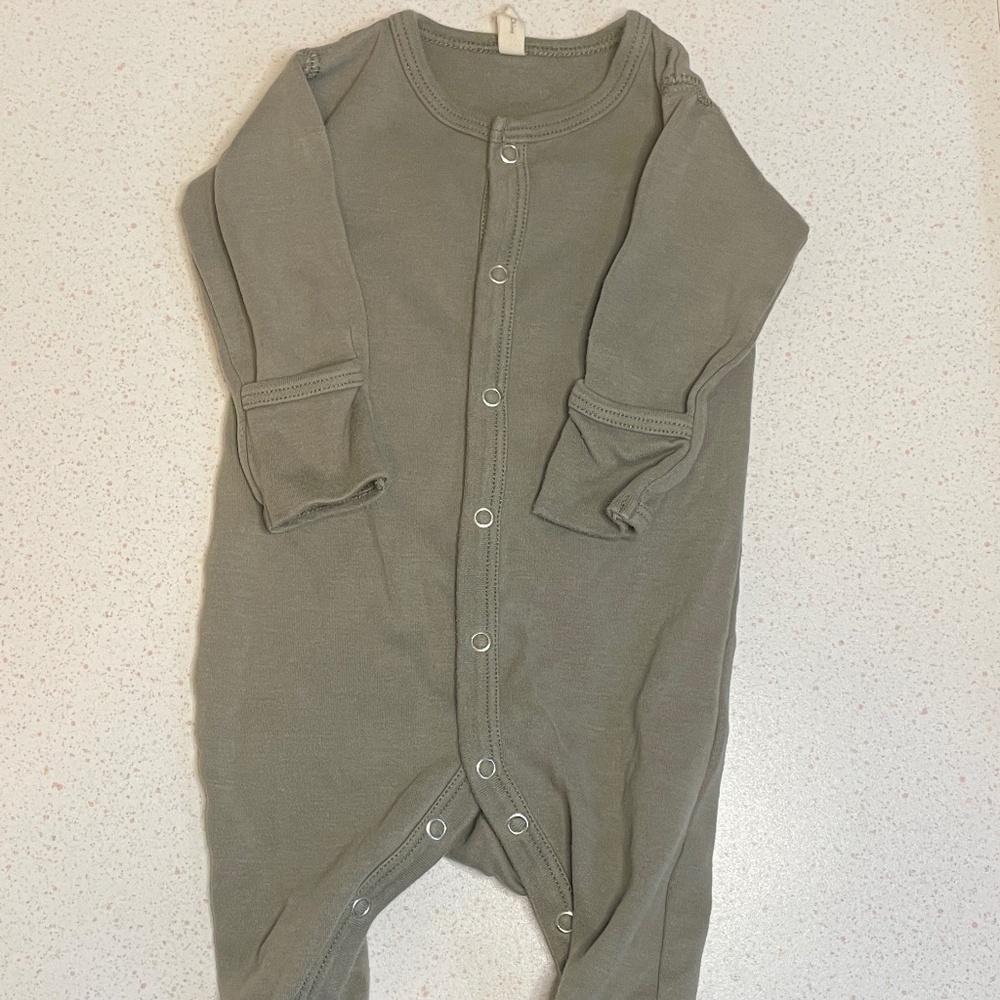 Quincy Mae Sage Green Footed Sleeper | 0–3M | Organic Cotton